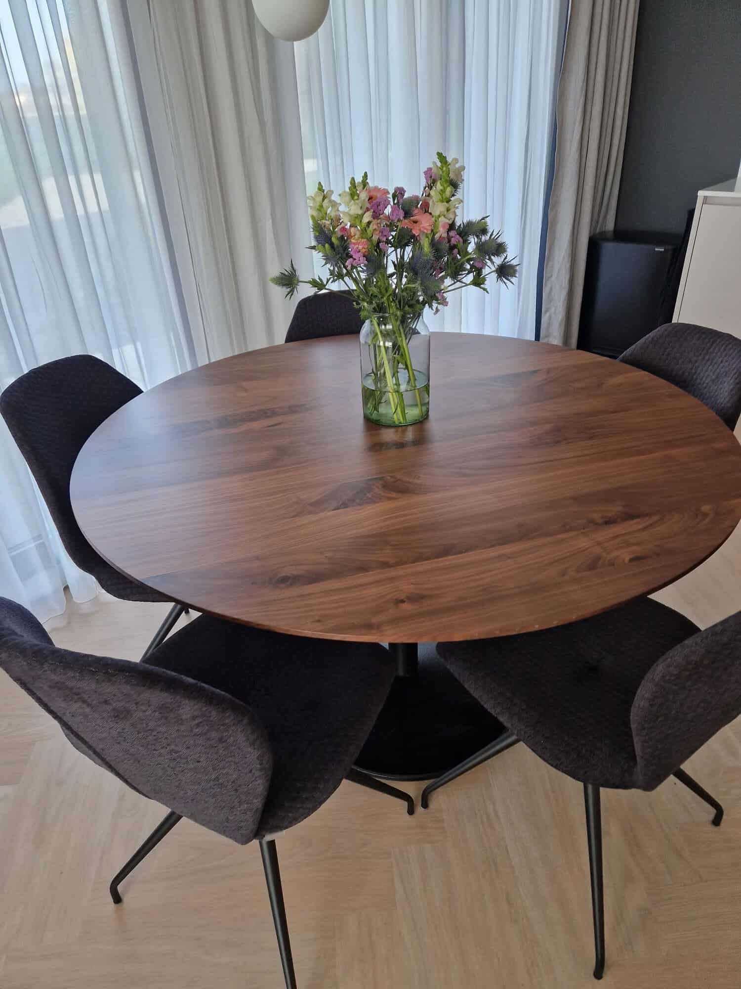 notenhouten eettafel