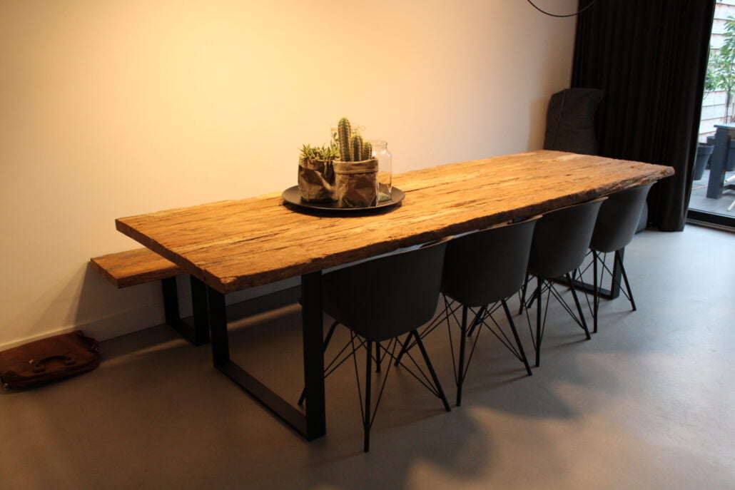 robuuste houten eettafel