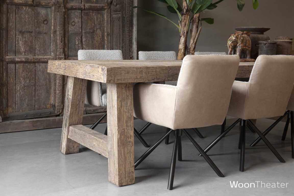 eettafel robuust hout