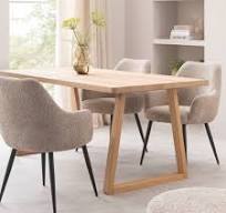 eettafel en stoelen