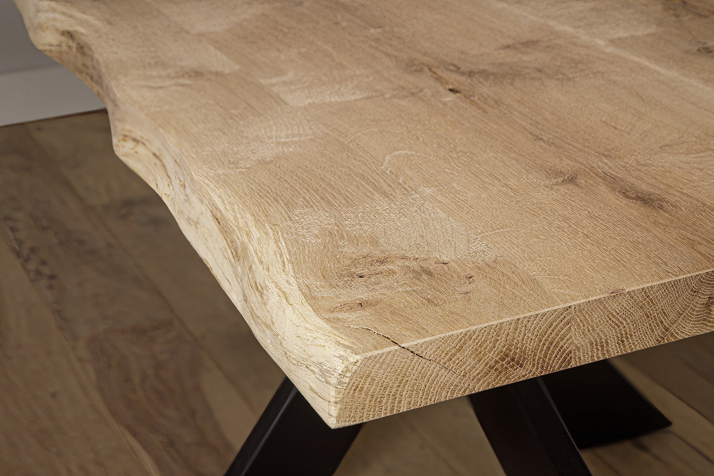 grove houten tafel